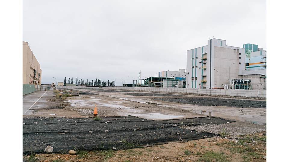 望著舊油槽拆除後的大片空地，令人遙想未來新建的燃氣機組屹立於此的光景。